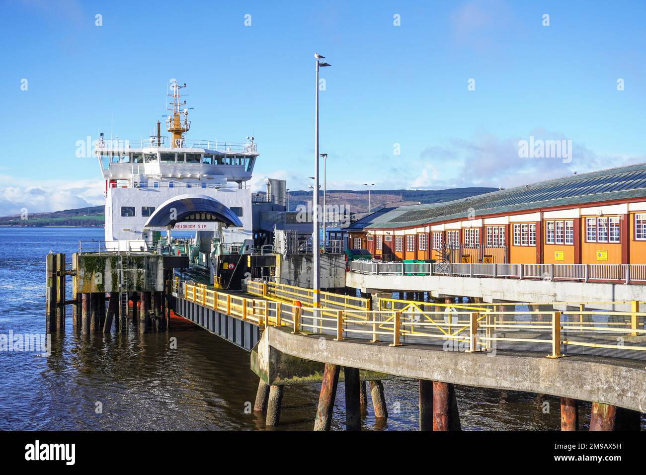 Caledonian MacBrayne possédait MV Bute, un véhicule Bhod Eilean et un traversier de passagers au terminal de Wemyss Bay. Le ferry, construit en Pologne en 2005 voiles Banque D'Images