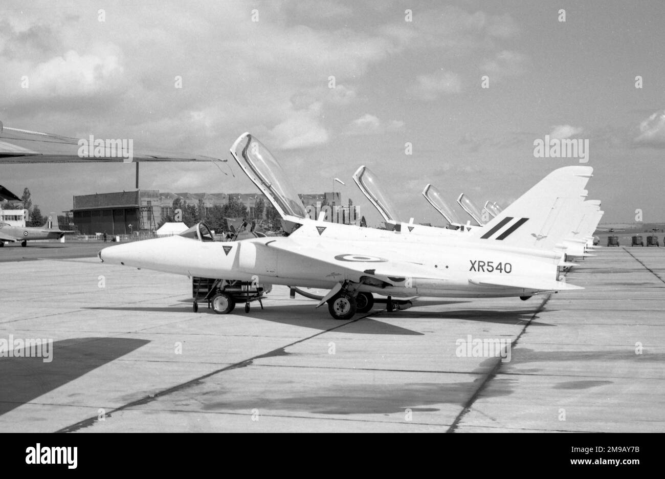 Royal Air Force - Foland Gnat T.1 XR540 (msn FL551), de l'équipe d'exposition acrobatique Yellowjacks de l'école d'entraînement de vol no 4, à la RAF Little Rissington. (Les Yellowjacks ont été dissous en 1964 et réformés sous la Central Flying School en tant que Red Arrows en 1965) Banque D'Images