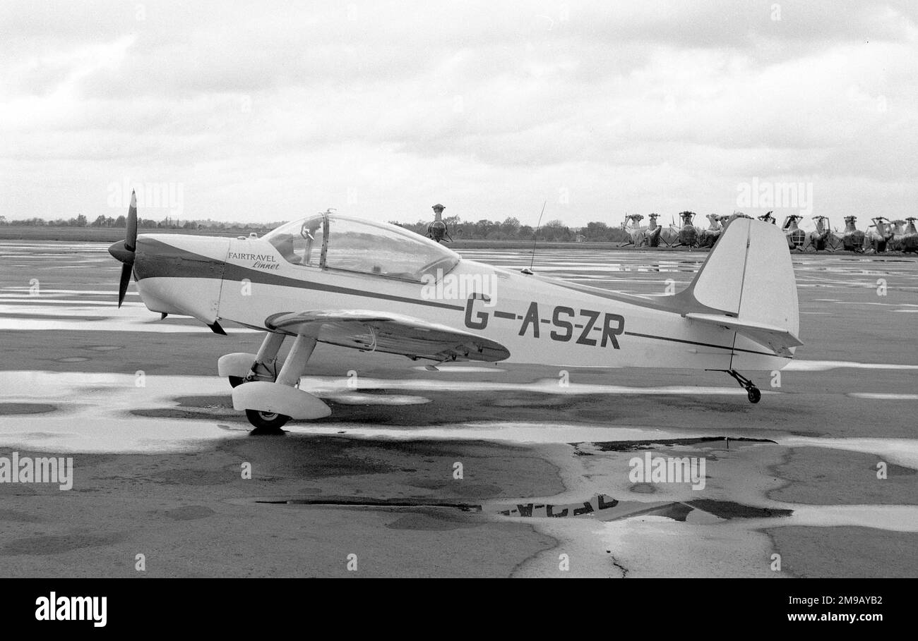 Fairvoyage Linnet II G-ASZR (msn 005), à l'aéroport de Blackbushe en février 1967, avec des libellules de la Royal Navy WS-51 stockées en arrière-plan. (Construit sous licence par Piel Emeraude, par Fairvoyage Limited) Banque D'Images