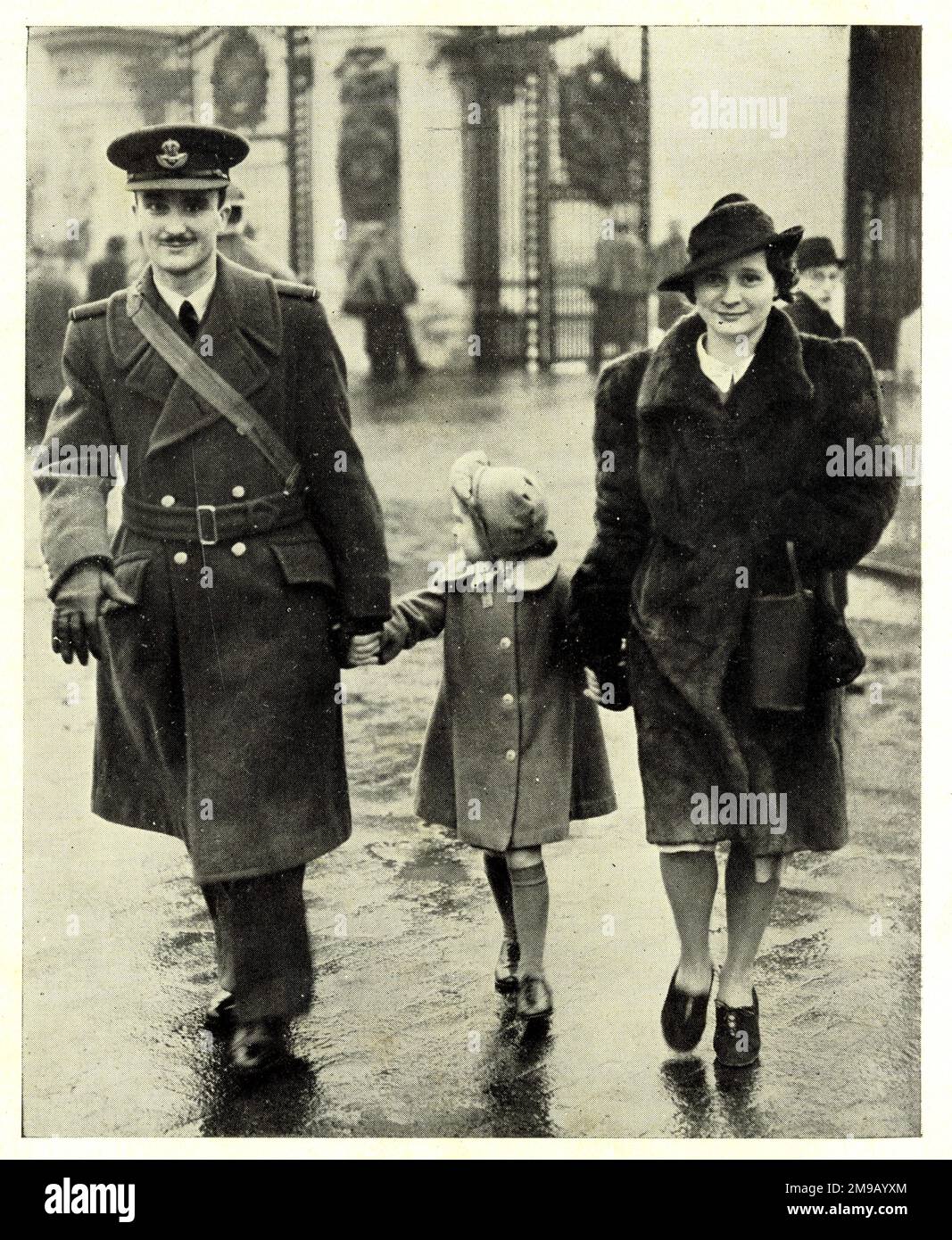 Officier pilote G.H. de la Royal Air Force Bennions quittant Buckingham Palace après avoir reçu une décoration pendant la Seconde Guerre mondiale. Banque D'Images