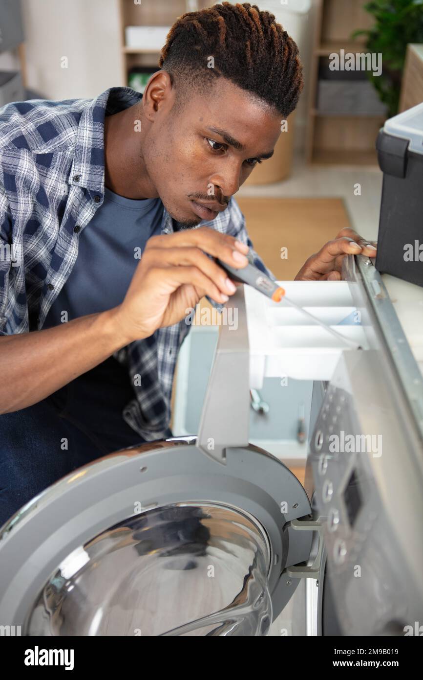 Jeune Technicien Homme Africain Avec Machine À Laver Dans La