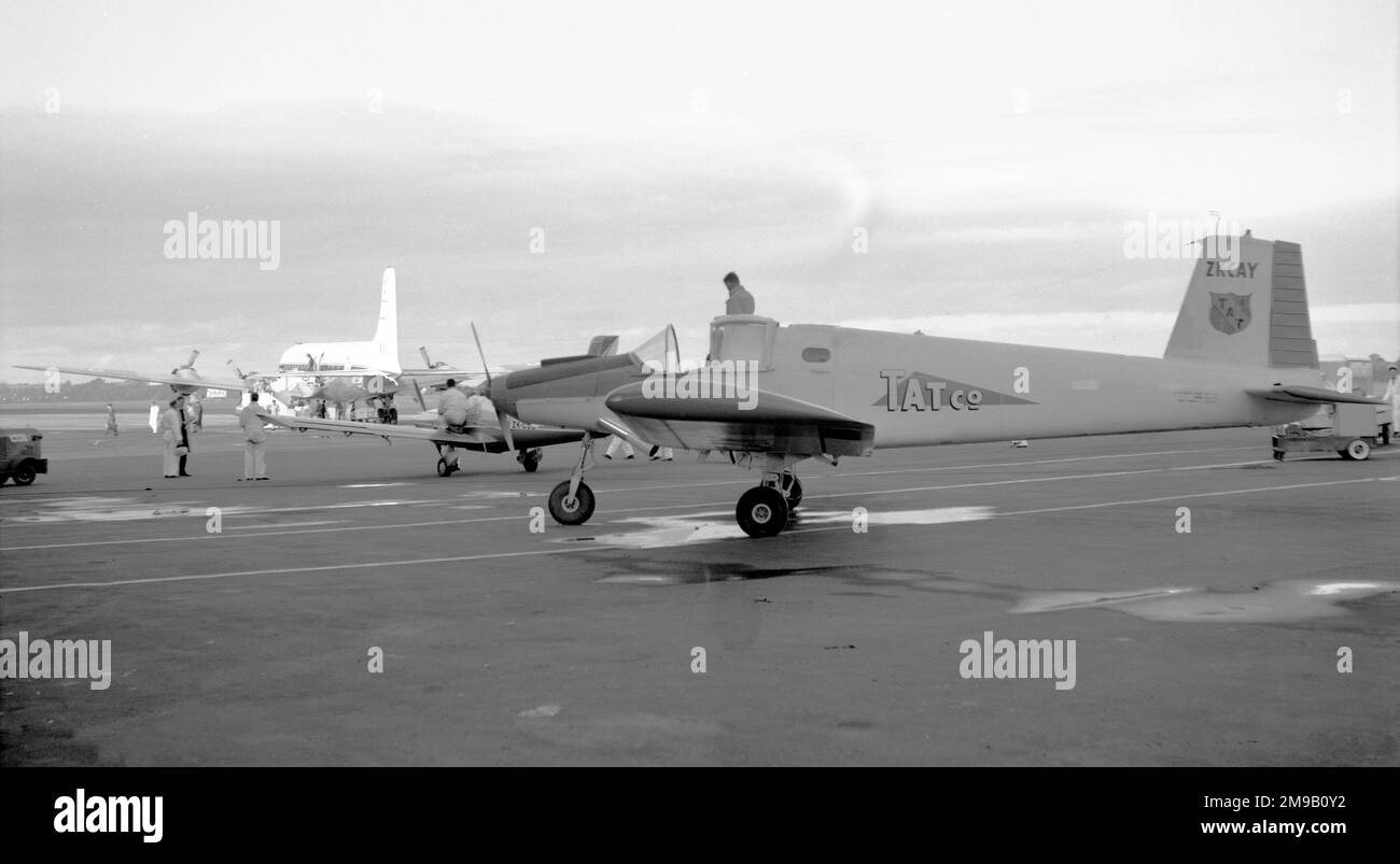 Fletcher FU24 ZK-CAY (msn 79), de Thames Aerial Topdressing Co Ltd., à Whenuapai, en Nouvelle-Zélande, avec un Douglas DC-6 de la Royal New Zealand Air Force en arrière-plan. (Cet avion a été détruit le 10 avril 1979, au cours des opérations de dressage à une bande d'air de ferme). Banque D'Images