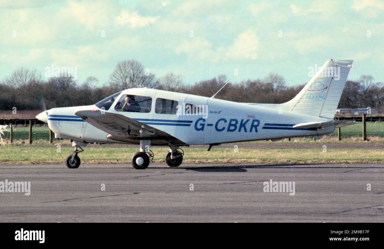 Piper PA-28-161 Warrior III G-CBKR (msn 2842143), de la Devon School of Flying, à l'aéroport d'Exeter. Banque D'Images