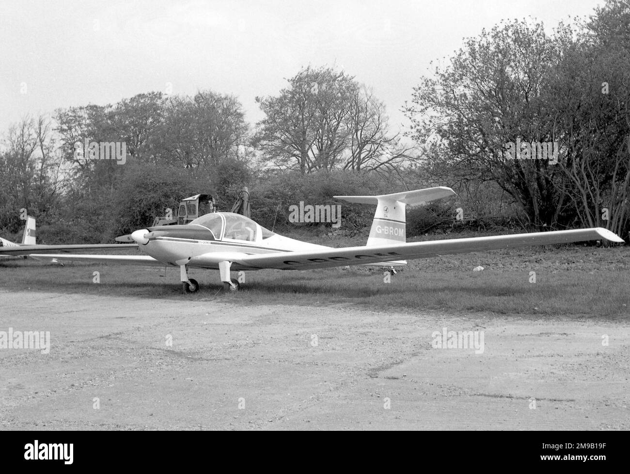 ICA-Brasov IS-28M-2 G-BROM (msn 04A), planeur à moteur construit par la Roumanie, garée à l'extérieur d'un hangar de club de glisse. British Aerospace a pris l'agence pour les avions roumains au Royaume-Uni, dans le cadre du paquet de transfert de la production de bac 1-11 à la Roumanie: G-BROM a été fourni à BAe comme démonstrateur britannique. (ICA - Intreprinderea de Constructii Aeronautice) Banque D'Images