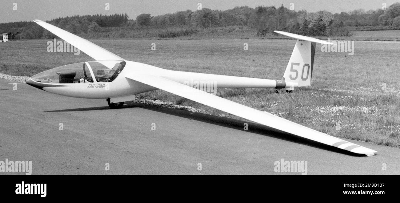 Glaser-Dirks DG-200 '50', un seul siège avion de haute performance de classe ouverte, à l'aérodrome de Lasham pendant une compétition régionale de vol à voile. Banque D'Images