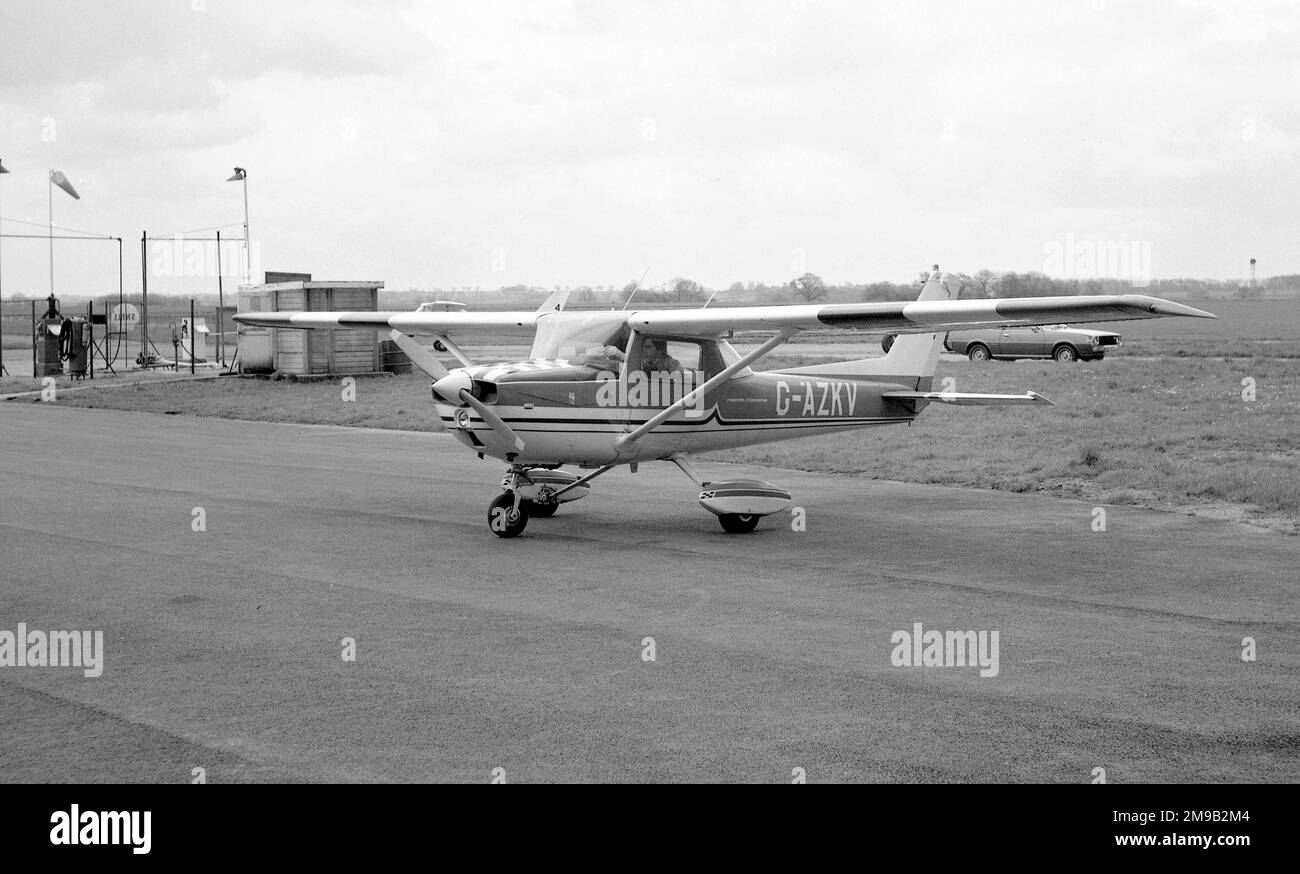 Reims-Cessna FRA150L G-AZKV (msn 0127), à l'aéroport de Leicester en mai 1977. Banque D'Images