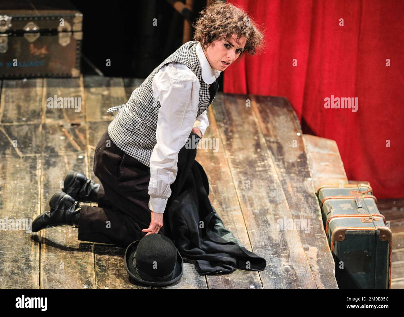 Londres, Royaume-Uni. 17th janvier 2023. Danielle Bird (Charlie Chaplin). Une scène de Charlie et Stan au Music Hall de Wilton. Charlie et Stan s'ouvrent dans le cadre de l'édition 47th du London International MIME Festival (LIMF) et rassemblent des artistes de théâtre physique dans une célébration de slapstick par une compagnie de théâtre très appréciée racontée par un Idiot. Credit: Imagetraceur/Alamy Live News Banque D'Images