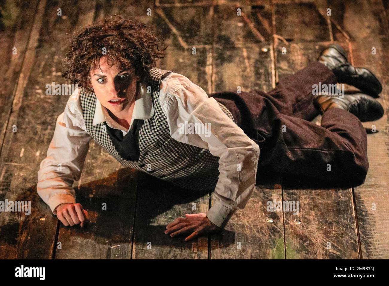 Londres, Royaume-Uni. 17th janvier 2023. Danielle Bird (Charlie Chaplin). Une scène de Charlie et Stan au Music Hall de Wilton. Charlie et Stan s'ouvrent dans le cadre de l'édition 47th du London International MIME Festival (LIMF) et rassemblent des artistes de théâtre physique dans une célébration de slapstick par une compagnie de théâtre très appréciée racontée par un Idiot. Credit: Imagetraceur/Alamy Live News Banque D'Images