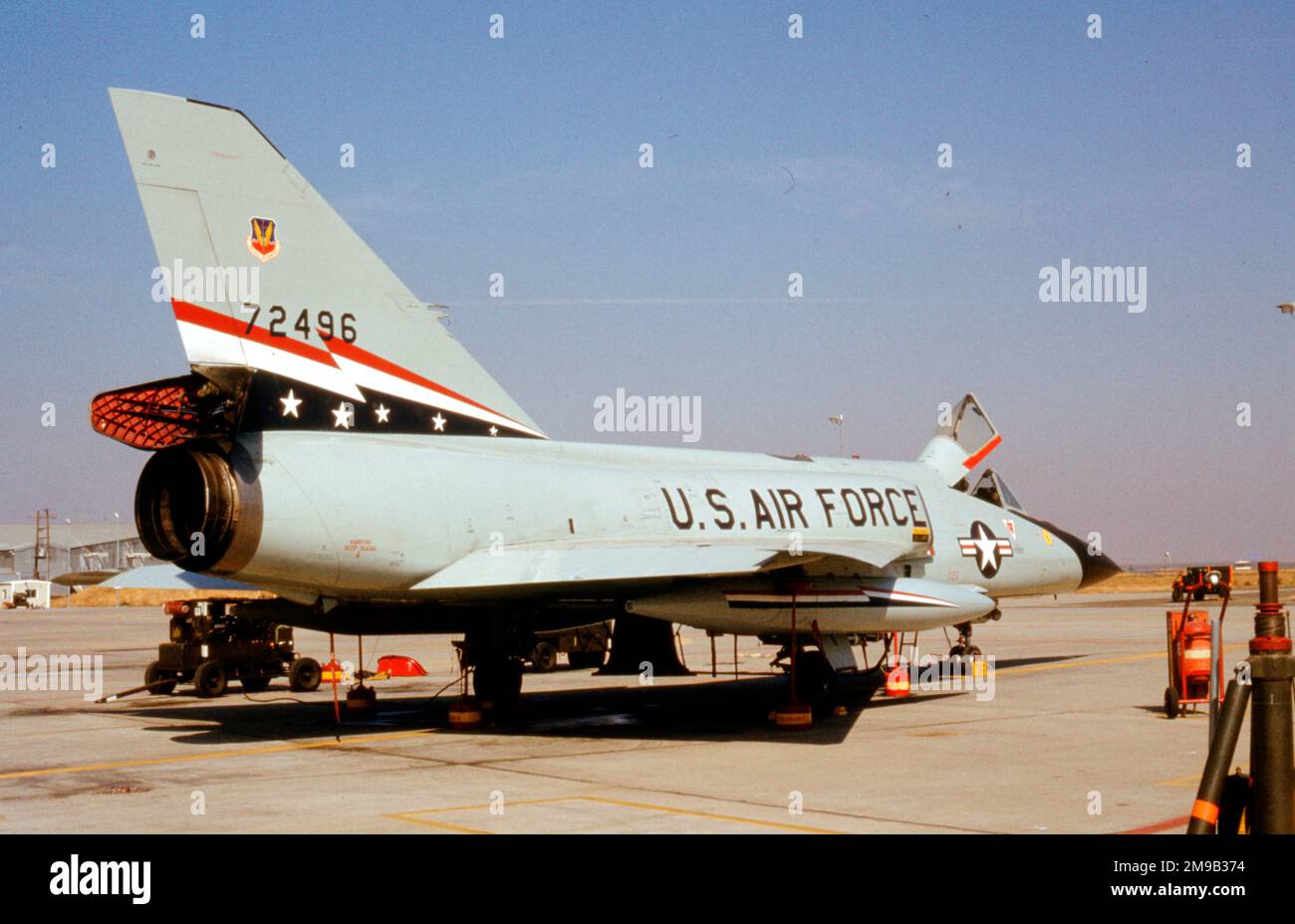 United States Air Force - Convair F-106A-90-CO Delta Dart 57-2496 (msn 8-24-79), du 84th Fighter Interceptor Squadron, à la base aérienne de Castle, CA, vers 1976. Cet avion a été converti en QF-106A en 1992, en vol depuis la base aérienne de Tyndall, et a été détruit par inadvertance par la Range Safety le 8 mai 1996. Banque D'Images