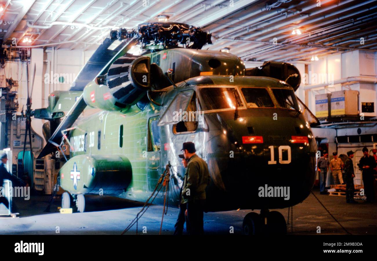 United States Marine corps - Sikorsky CH-53D Sea Stallion '10', rangé dans le hangar d'un porte-avions amphibie. Banque D'Images