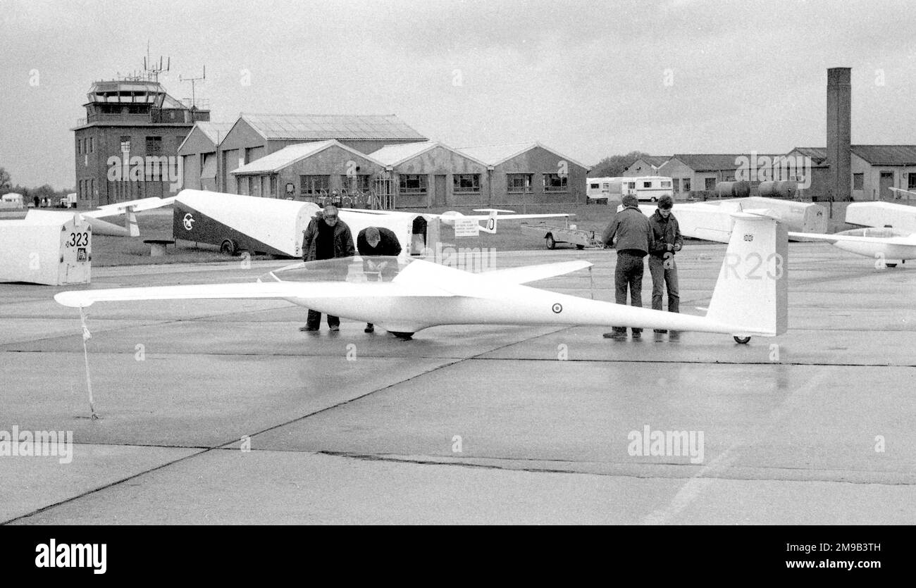 Slingsby T.65C Sport Vega 'R23', de l'Association royale de vol en vol et en vol, à la RAF Greenham Common pour un concours régional de vol interservices en 1980s. Banque D'Images