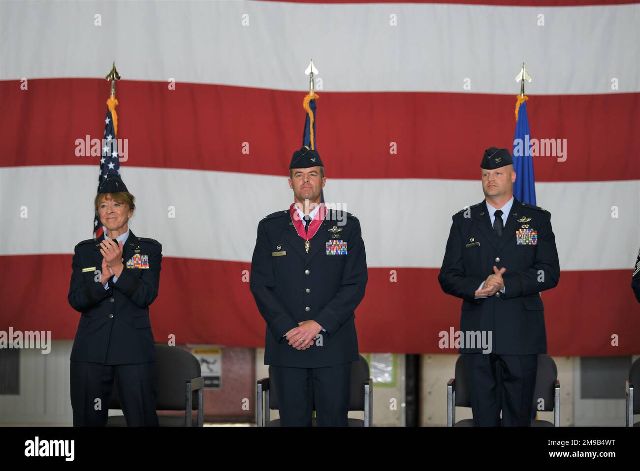 ÉTATS-UNIS Le colonel de la Force aérienne, Jeffrey B. Edwards, reçoit une série d'applaudissements après avoir reçu la Légion du mérite par Brig. Le général Donna M. Prigmore, commandant de la Garde nationale aérienne de l'Oregon, lors d'une cérémonie de passation de commandement de la 173rd Fighter Wing, 15 mai 2022, au Kingsley Field, à Klamath Falls, en Oregon. Au cours de la cérémonie, Edwards a abandonné le commandement du colonel Lee Bouma après son mandat, qui a commencé en 2019. Banque D'Images