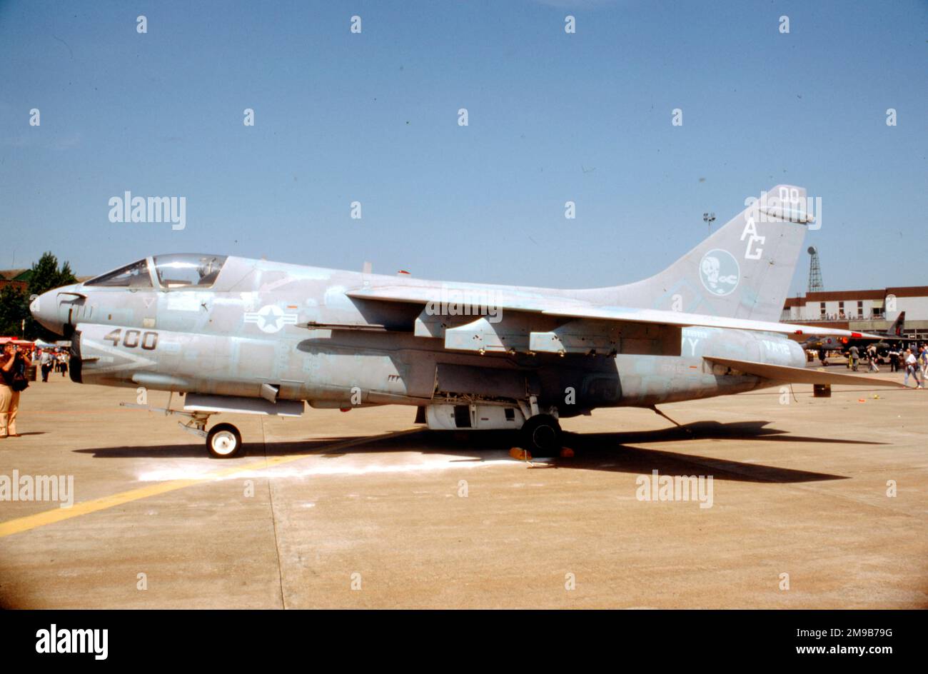 United States Navy (USN) - Ling-Temco-Vought A-7E-6-CV Corsair II 157452 (msn E175), de va-142, a embarqué sur l'USS Dwight D. Eisenhower, à RAF Mildenhall, le 10 juin 1984 Banque D'Images