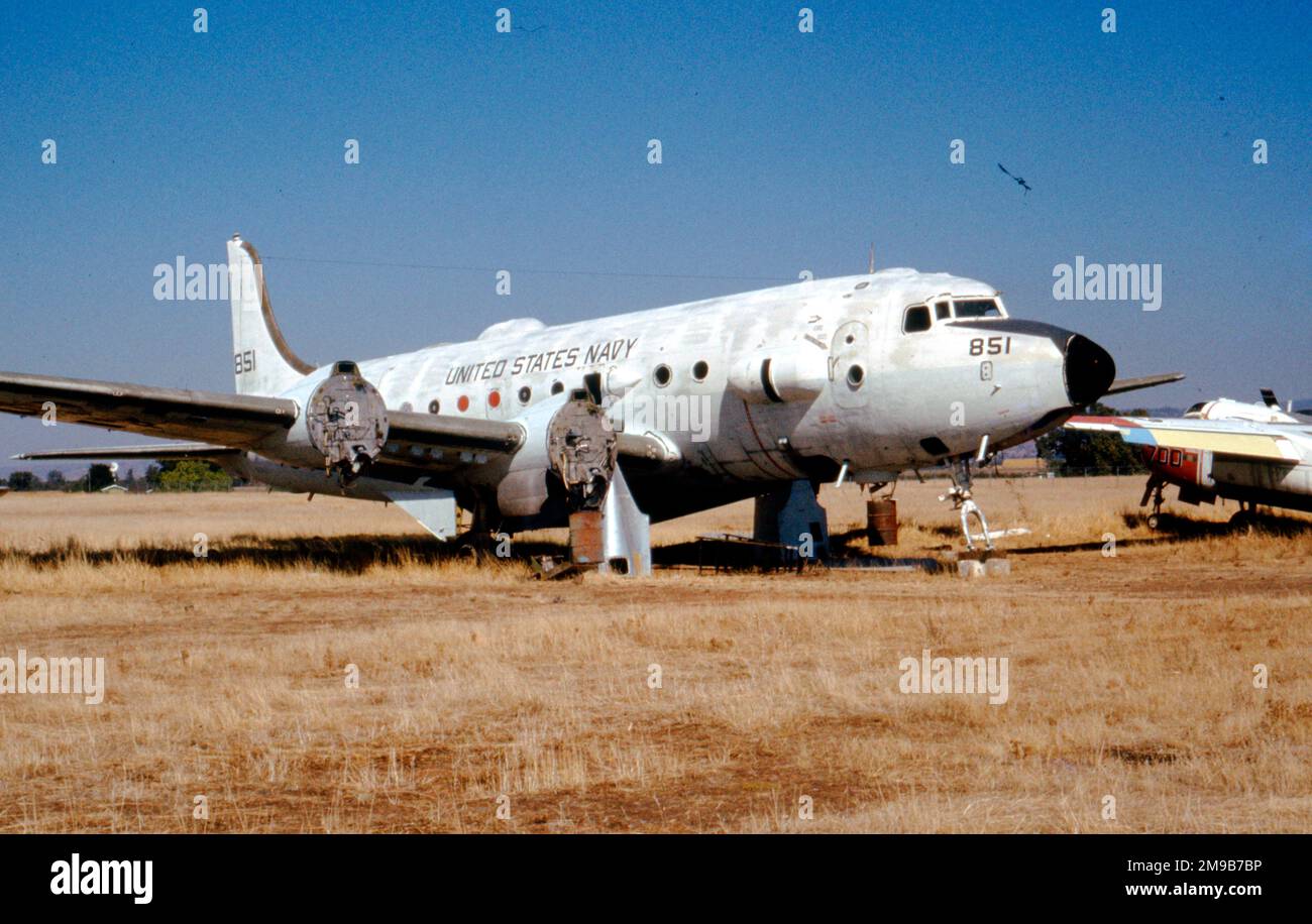 Douglas C-54P 50851 (msn 10428, ex 42-72323). Utilisé pour les essais radar au NATC Patuxent River, MD., sous la désignation R5D-2-2. Il y avait deux gousses montées sous chaque aile extérieure, et un append dorsal qui ressemblait à une tour de connage sous-marine avec un périscope étendu. Banque D'Images