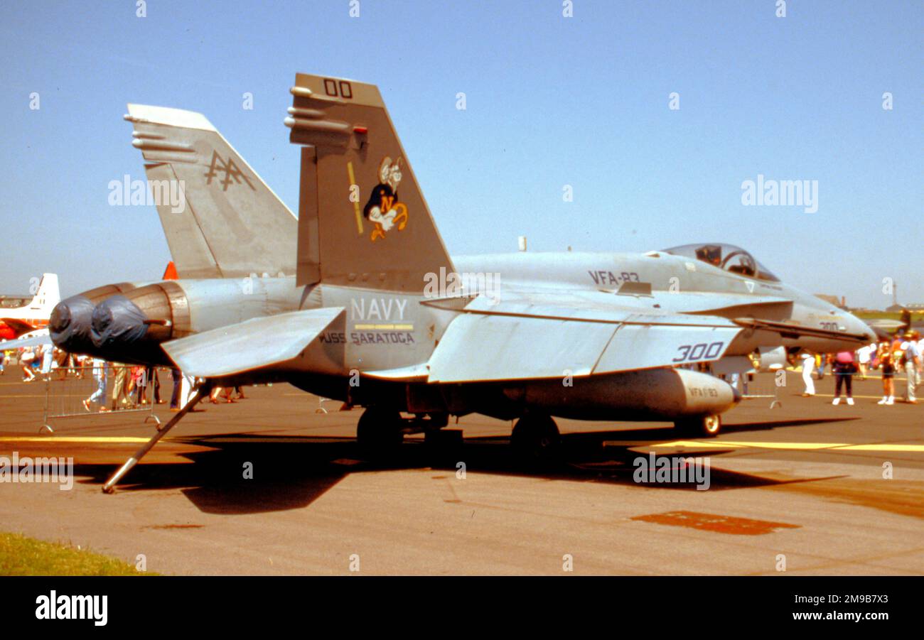 United States Navy (USN) - McDonnell Douglas F/A-18C Hornet 163444 (msn 648, code de base 'AA', indicatif d'appel '300'), de VFA-83, s'est embarqué sur l'USS Saratoga, au Boscombe Down - Air Tournament international le 13 juin 1992. Banque D'Images