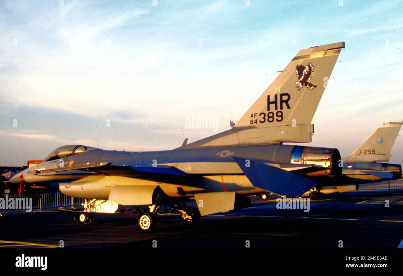 United States Air Force (USAF) - General Dynamics F-16C Block 25F Fighting Falcon 84-1389 (MSN 5C-171), du 10th Tactical Fighter Squadron, à l'exposition de la bataille d'Angleterre de la RAF Finningley en septembre 1986. (S'est écrasé dans une maison à Forst, Allemagne de l'Ouest, le 31 mars 1988. Le pilote et un civil dans la maison ont été tués). Banque D'Images