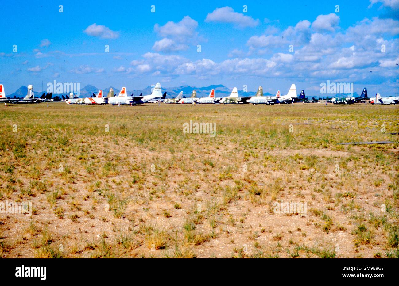 Le premier modèle Lockheed C-130 Hercules, mis à l'herbe, à la base aérienne Davis-Monthan pour l'entreposage et l'élimination. Banque D'Images