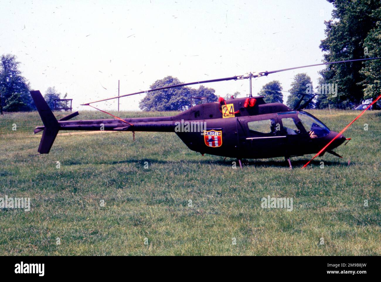 Armée des États-Unis - Bell OH-58A Kiowa 72-21182 (msn 41848), au Château Ashby pour les Championnats du monde d'hélicoptères, le 26 juin 1986, avec le numéro de compétition '24'. Banque D'Images