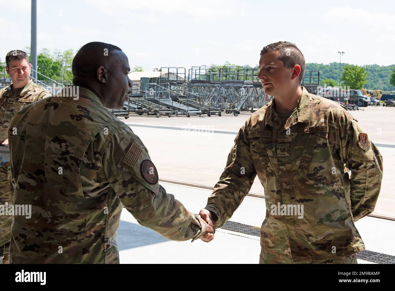 ÉTATS-UNIS Maître-sergent-chef de la Force aérienne Maurice L. Williams, chef de commandement, Garde nationale aérienne, à gauche, Picoins Tech. Le Sgt Lucas Martindale, exploitant d'équipement lourd, 201st ESCADRON DE CHEVAUX ROUGES, 193rd escadre des opérations spéciales, Garde nationale de Pennsylvanie, lors d'un hôtel de ville enlisé à l'aéroport international de Harrisburg, Middletown, Pennsylvanie, 15 mai 2022. Lors de sa visite, Williams a eu l'occasion de reconnaître les aviateurs exceptionnels inscrits pour leurs réalisations et leur dévouement à l'unité. Banque D'Images