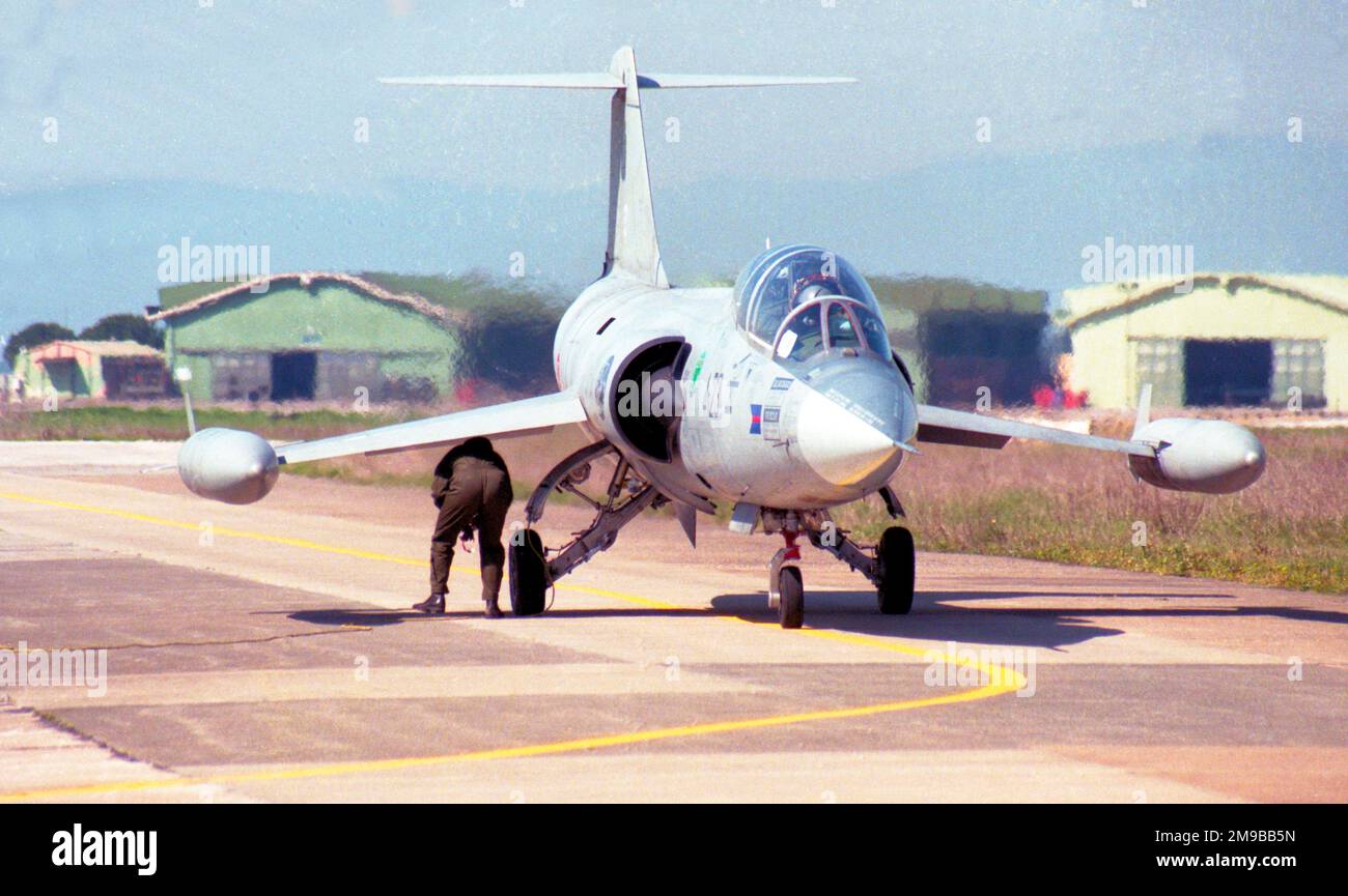 Aeronautica Militare - Lockheed TF-104g-M Starfighter MM54226 / 4-23 (msn 583D-5767, ex 63-12685), de 4 Stormo, ayant des contrôles de dernière chance avant le décollage, à la base aérienne de Grosseto, le 30 mars 1998. (Aeronautica Militare - Aviation italienne) Banque D'Images