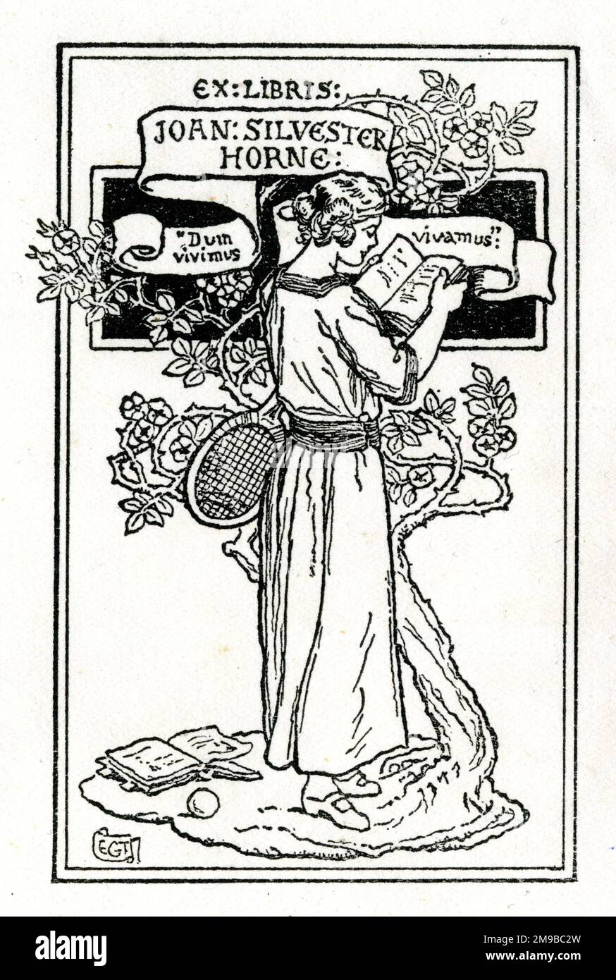 Ex Libris Bookplate, Joan Silvester Horne, femme lisant un livre avec une raquette de tennis sous son bras Banque D'Images