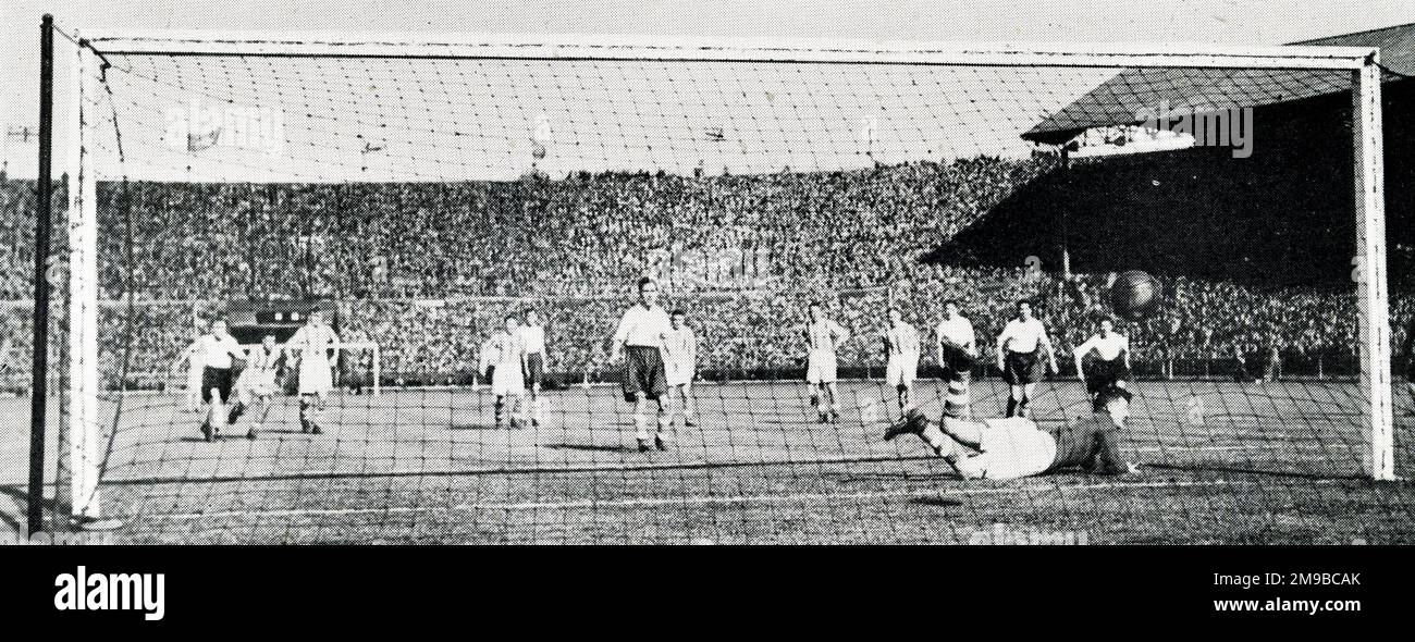 Preston North End remporte la pénalité contre Huddersfield Town dans la finale de la coupe FA 1938 au stade Wembley Banque D'Images