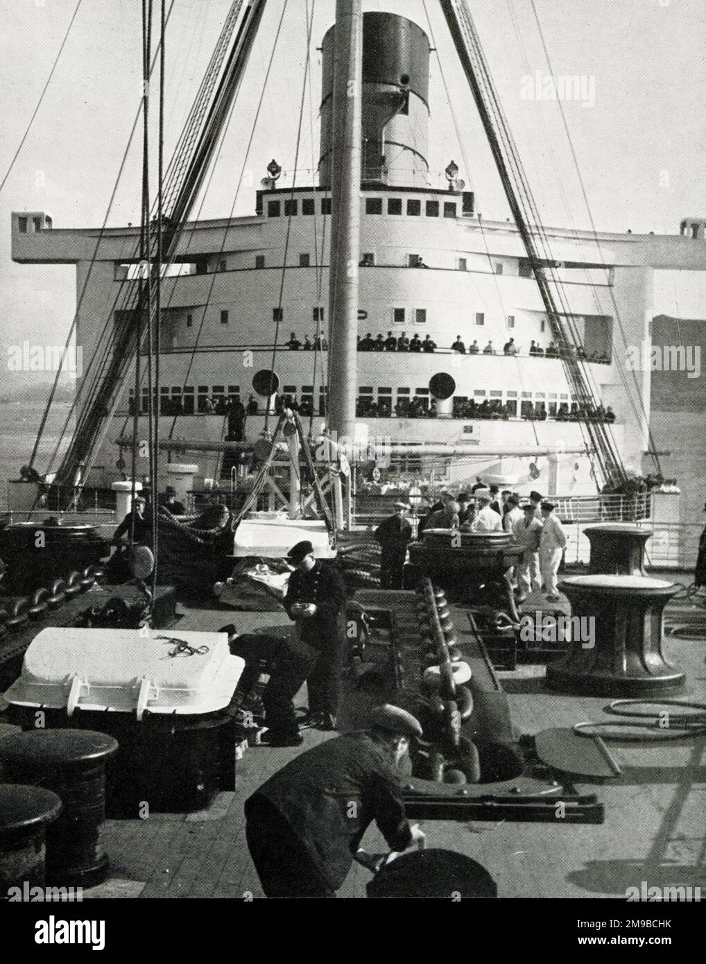 RMS Queen Mary a atteint l'ancrage ouvert au large de Greenock quatre heures après avoir quitté le bassin d'aménagement Banque D'Images