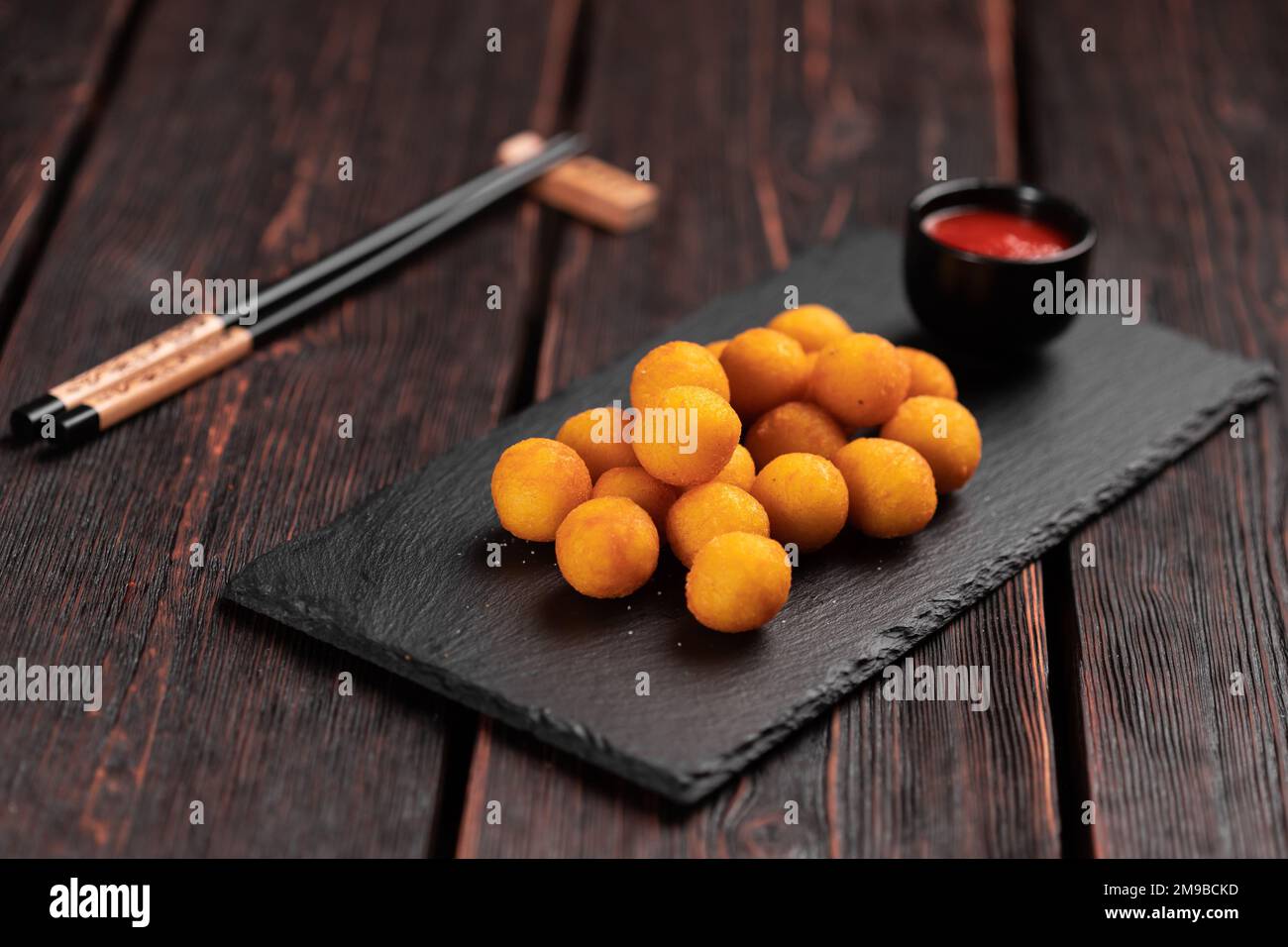 boules de poisson en pâte avec baguettes - vue de dessus de cuisine asiatique Banque D'Images