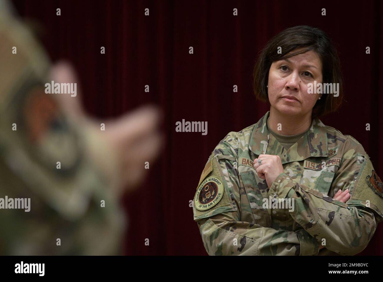 Le Sgt. Principal de la Force aérienne Joanne S. Bass écoute une question d'un Airman de l'escadron de contrôle aérien 141st, lors d'une visite à l'école Ramey, Aguadilla, Porto Rico, 15 mai 2022. La CMSAF Bass a passé du temps avec des aviateurs à l'AEC 141st et a souligné l'importance de l'intégration totale de la force et de surmonter les défis pour accomplir plus efficacement la mission de la Force aérienne et être prête pour le champ de bataille en constante évolution que les conflits futurs peuvent avoir. Banque D'Images