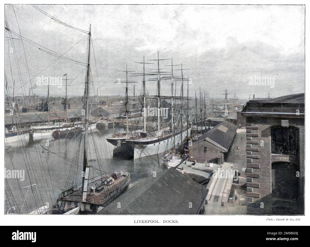 Scène sur les quais de Liverpool montrant des bateaux à voile et des salthouse. Banque D'Images