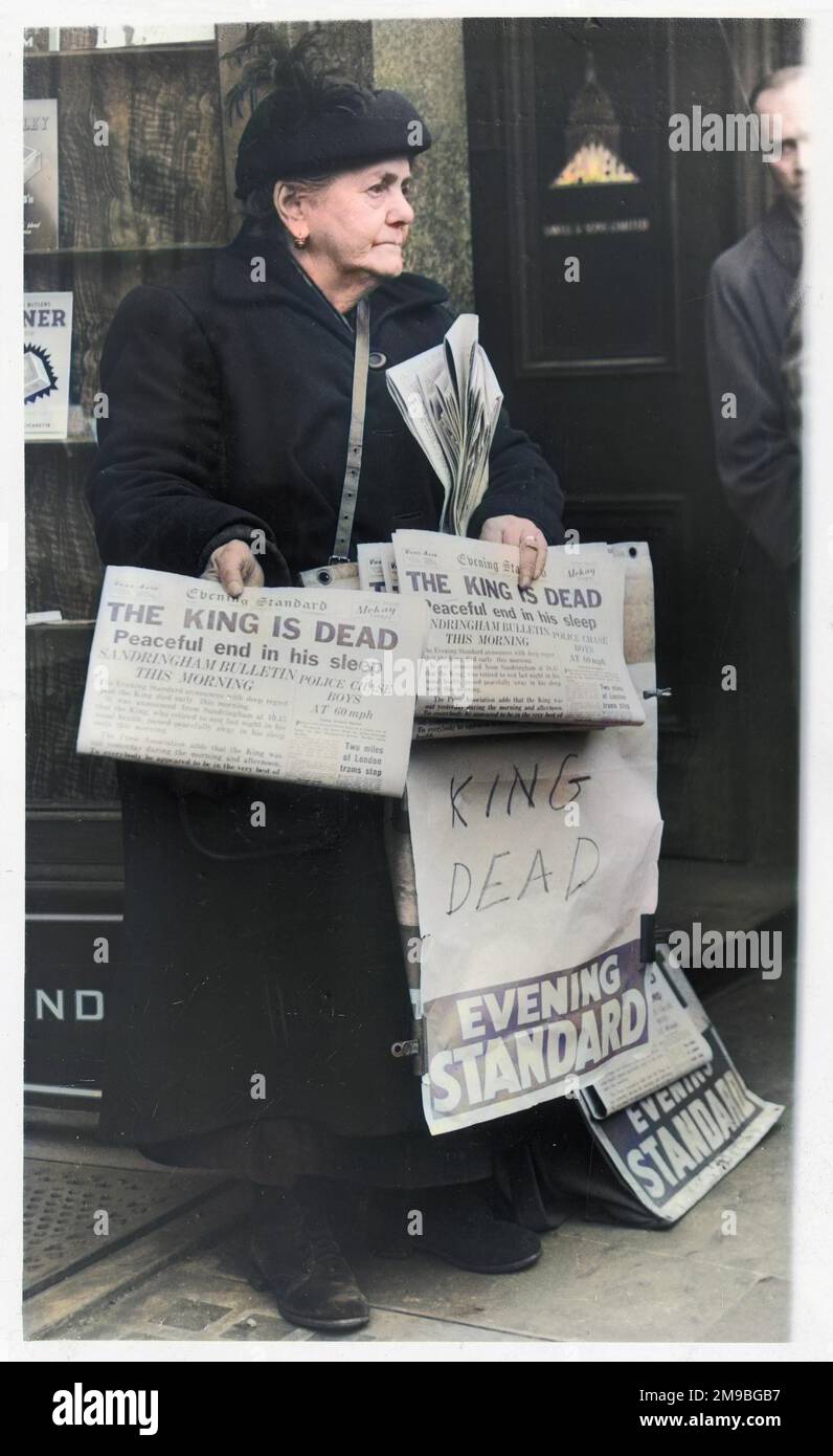 Une femme vend le journal Evening Standard annonçant la mort du roi George VI Banque D'Images