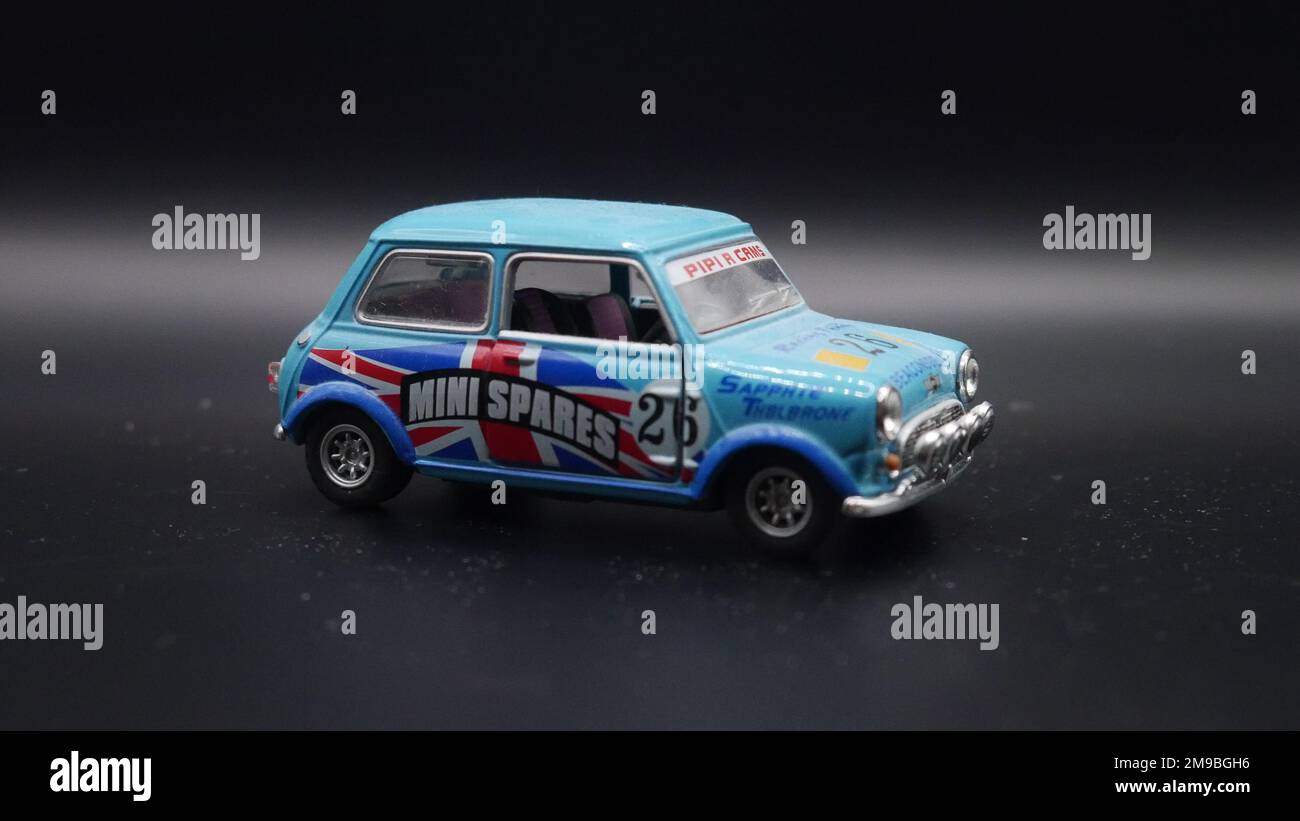 Gros plan d'un Mini Cooper bleu clair sur fond noir Banque D'Images