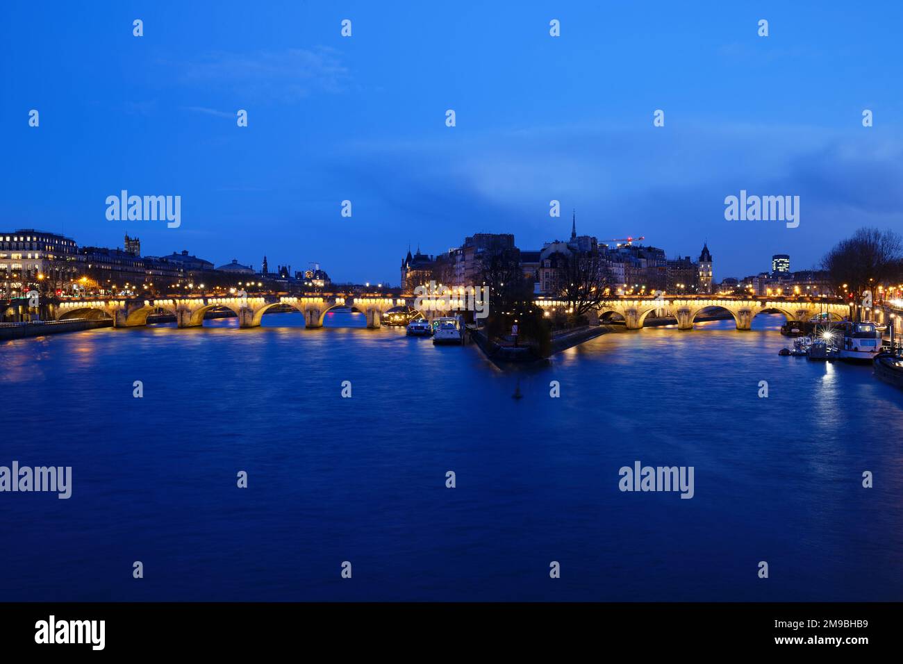 Paysage urbain du centre-ville avec le Pont neuf et la Seine la nuit, Paris. Banque D'Images