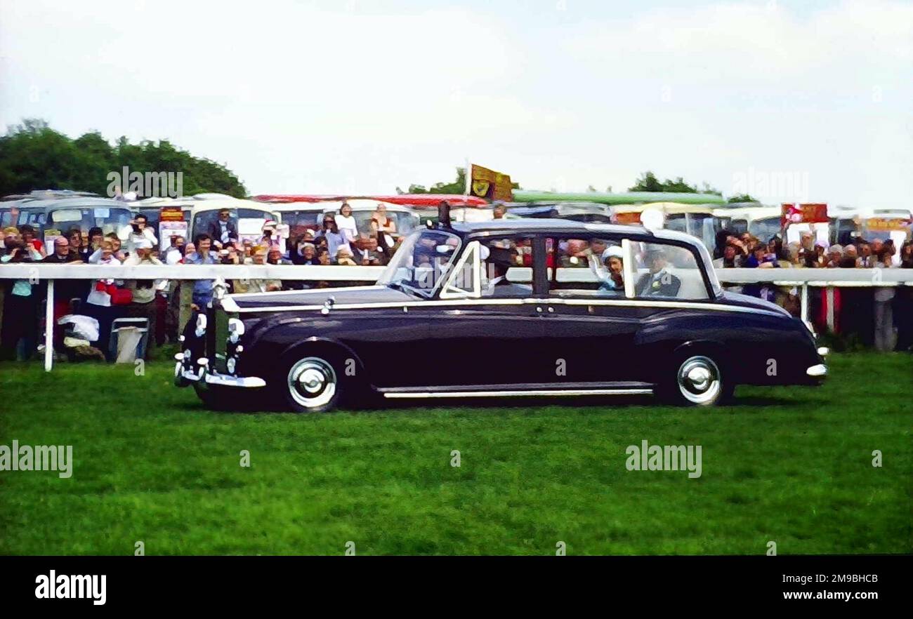 La voiture royale, une Landaulette fantôme Rolls-Royce, sur l'hippodrome de l'Epsom Derby, 1977. Le Derby Stakes, également connu sous le nom de The Epsom Derby ou The Derby, a lieu à l'hippodrome d'Epsom Downs, à Epsom, Surrey, Angleterre, Royaume-Uni. Photo d'archive. Banque D'Images