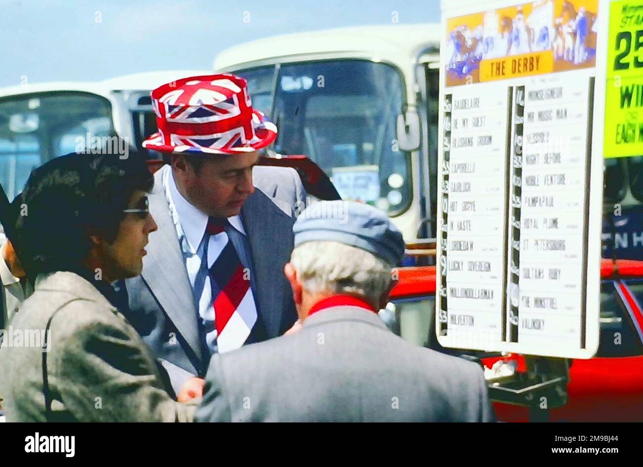 Un bookmaker ou une librairie parle à des clients à l'Epsom Derby, 1977. Le Derby Stakes, également connu sous le nom de The Epsom Derby ou The Derby, a lieu à l'hippodrome d'Epsom Downs, à Epsom, Surrey, Angleterre, Royaume-Uni. Photo d'archive. Banque D'Images