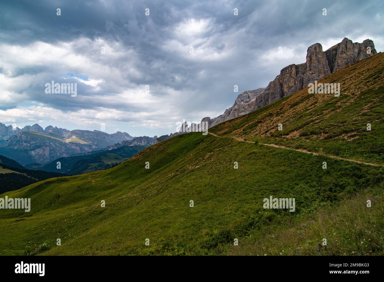 Sentier de randonnée emblématique dans les Alpes italiennes, les Dolomites. Randonnée et alpinisme en Italie. Chemin de montagne solitaire. Chemin de pied. Banque D'Images