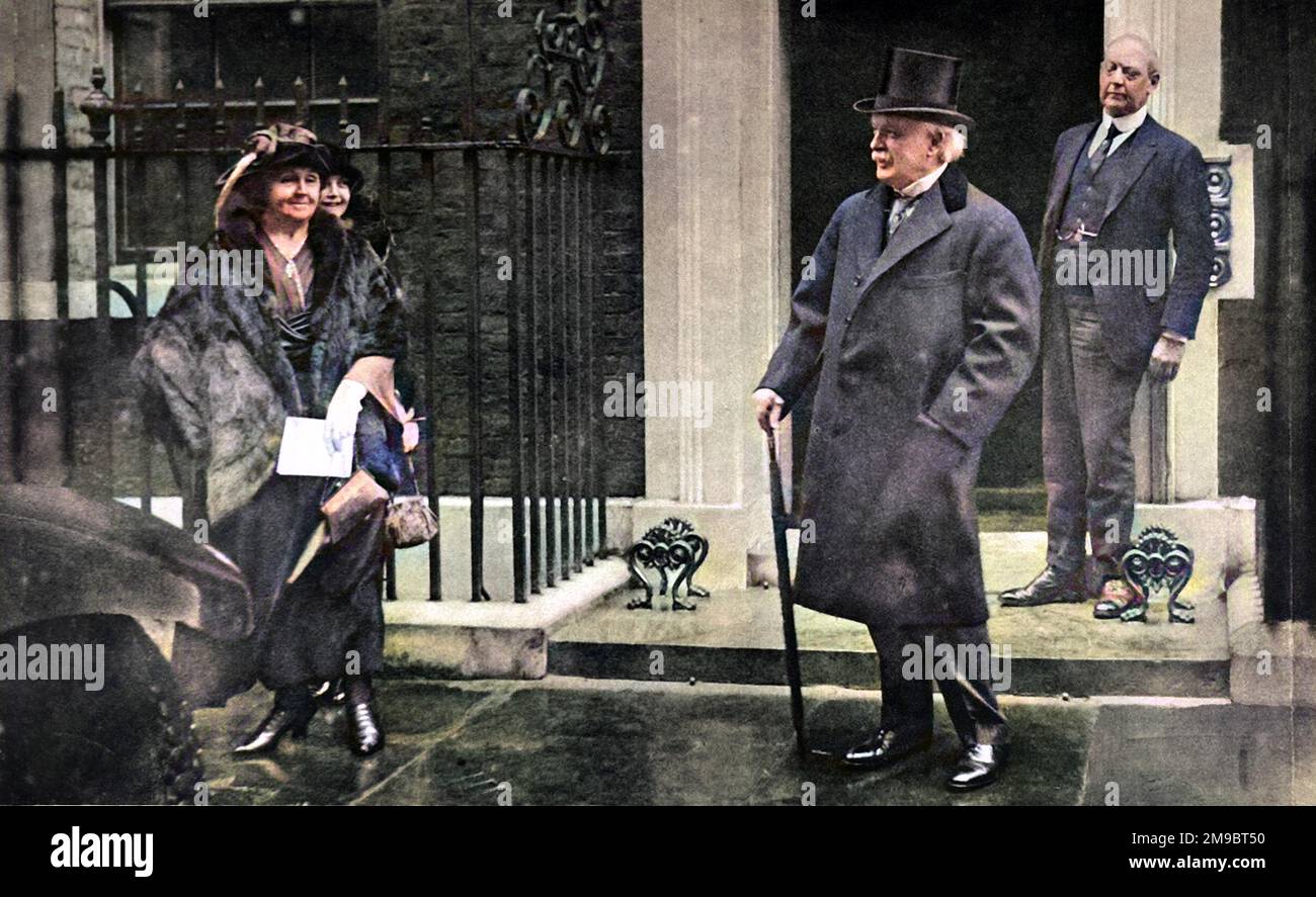 Lloyd George a photographié en quittant Downing Street après sa démission avec sa femme et sa fille Megan. Son annonce de démission figure dans la circulaire de la Cour du 19th octobre. Lloyd George a été président de la Chambre de commerce entre 1905-1908 et est devenu chancelier de l'Échiquier en 1908. Sa décision la plus populaire a été d'adopter la Loi sur les pensions de vieillesse et la Loi sur les assurances nationales. Il a remplacé H. H Asquith au poste de Premier ministre de la coalition, 1916-1922, gérant avec succès les négociations de paix après la guerre. En 1921, il est venu sur son accord le plus controversé avec Sinn Fein pour l'inde Banque D'Images
