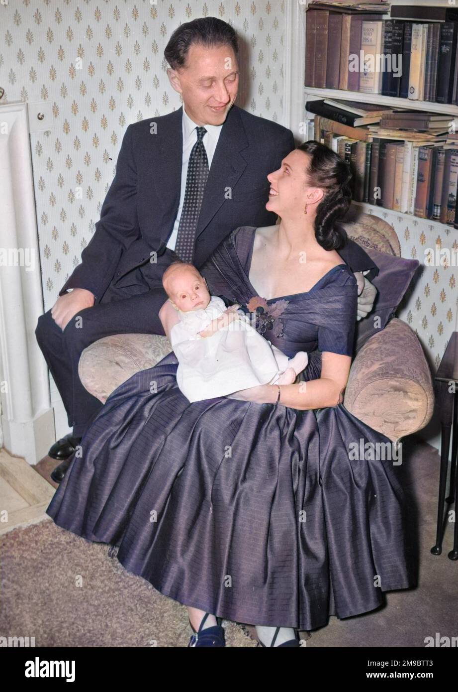 Dame Beryl Elizabeth Gray (né en 1927) danseuse de ballet anglaise avec son mari Sven Svenson et leur bébé fils Ingvar Neil Banque D'Images