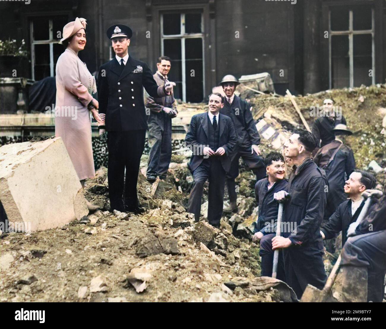 Le roi George VI et la reine Elizabeth sont photographiés au milieu des décombres du palais de Buckingham à la suite de raids aériens allemands pendant le Blitz, le 1940 septembre. Le palais a subi des dégâts à la bombe le 8 septembre et le matin du 13th septembre, le roi et la reine étaient en résidence lorsqu'une bombe a été déposée dans le Quadrangle. Ils se sont échappés sans douleur, mais un ouvrier a été tué. Banque D'Images