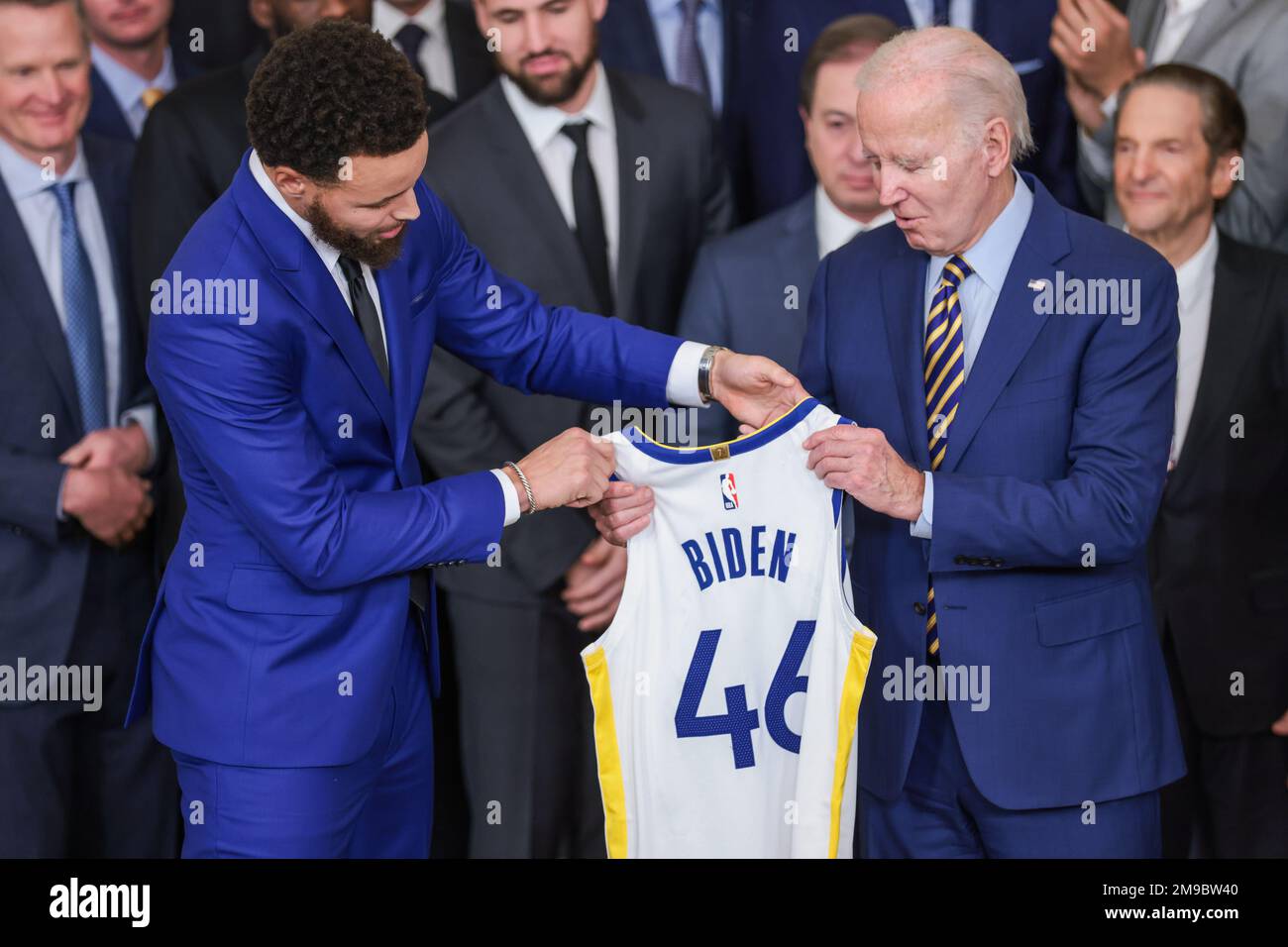 Stephen Curry donne un maillot avec “Biden” et “46” imprimés sur