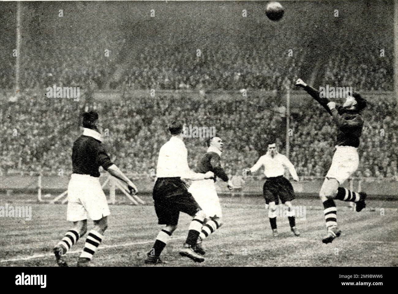 Finale de la coupe FA 1934 - Swift, gardien de but de Manchester City, frappe clairement contre Portsmouth Banque D'Images