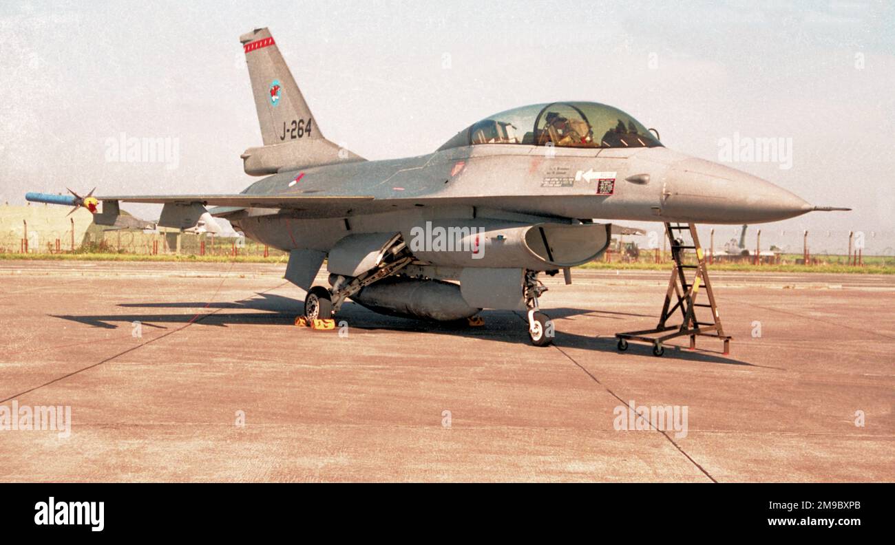 Koninklijke Luchtmacht - General Dynamics F-16BM Faucon Faucon J-264 (msn 6E-6), du 313 Escadron, à la RAF St Mawgan le 10 septembre 1997. (Koninklijke Luchtmacht - Royal Netherlands Air Force). Banque D'Images