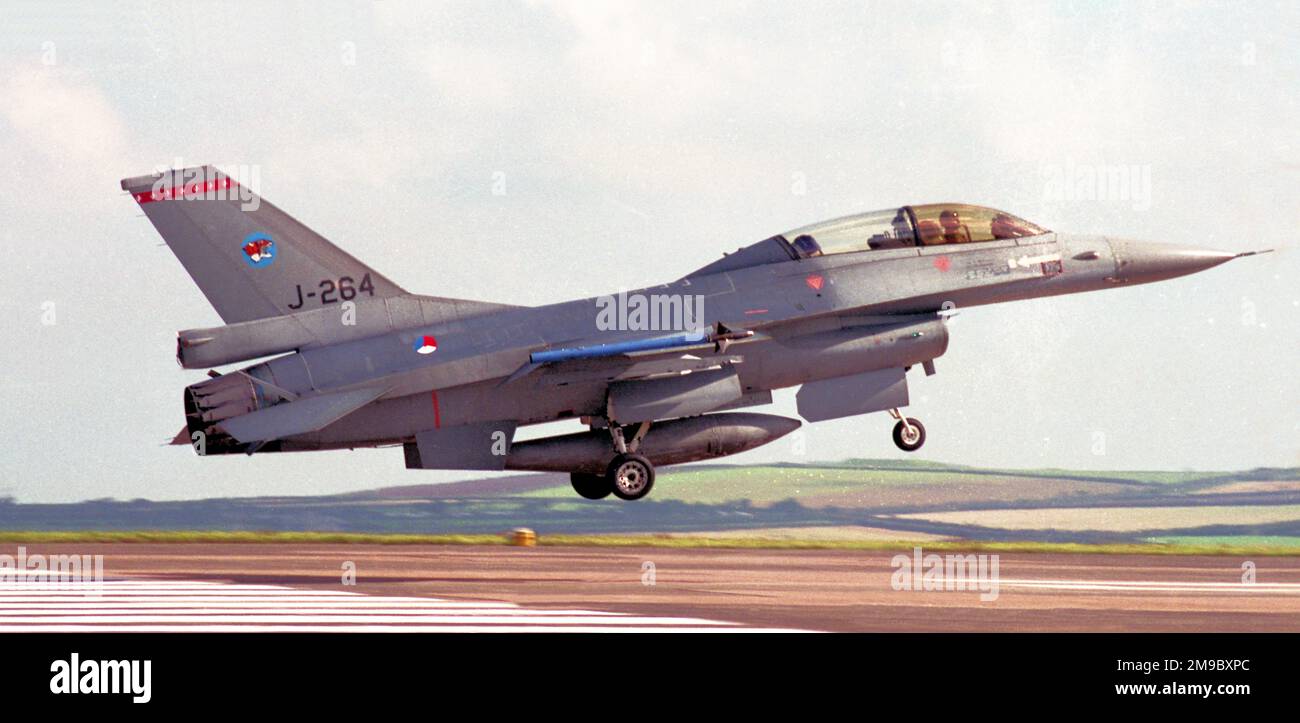 Koninklijke Luchtmacht - General Dynamics F-16BM Faucon Faucon J-264 (msn 6E-6), du 313 Escadron, à la RAF St Mawgan le 10 septembre 1997. (Koninklijke Luchtmacht - Royal Netherlands Air Force). Banque D'Images