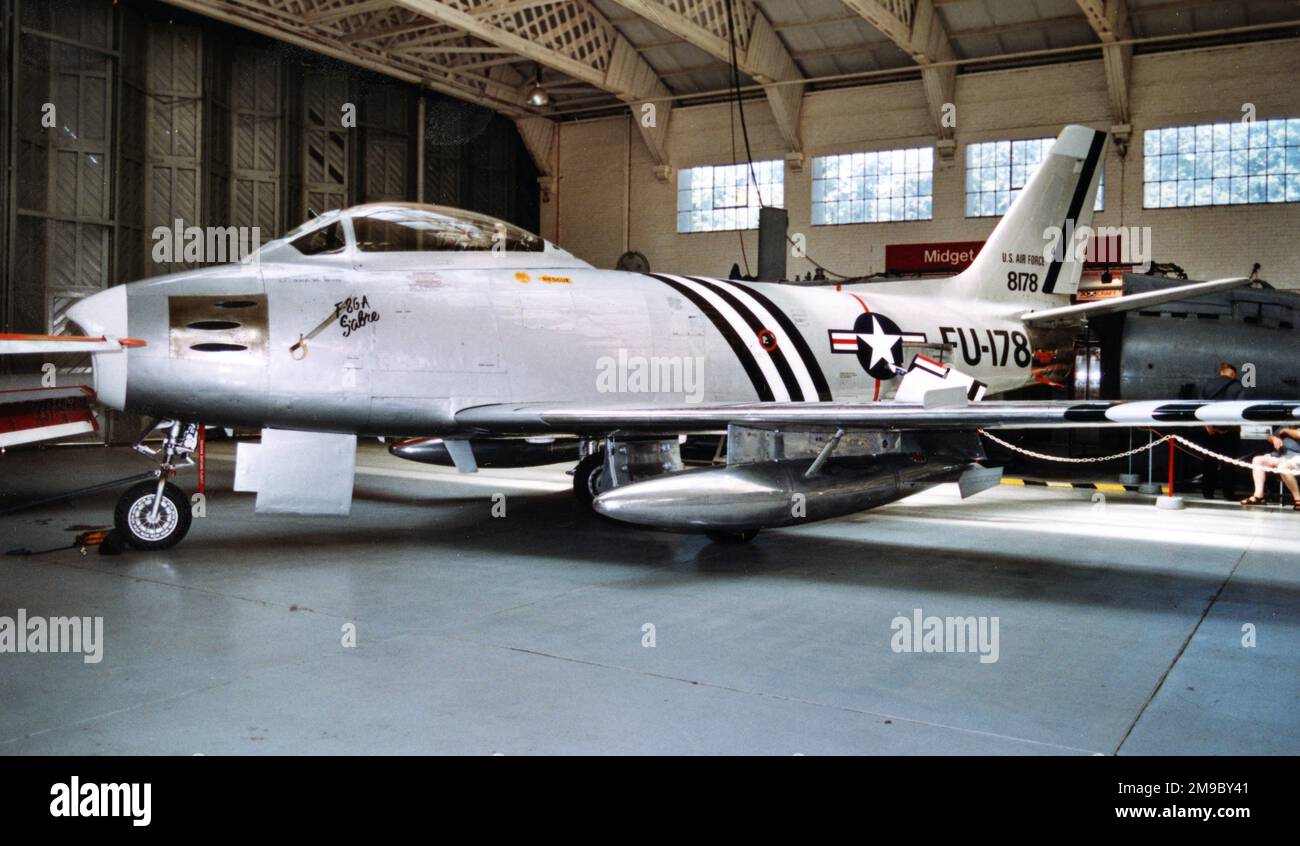 Amérique du Nord F-86A-5-NA Sabre G-SABR - 48-178 (MSN 151-43547), dans l'un des hangars emblématiques de Duxford, « Belfast truss ». Banque D'Images