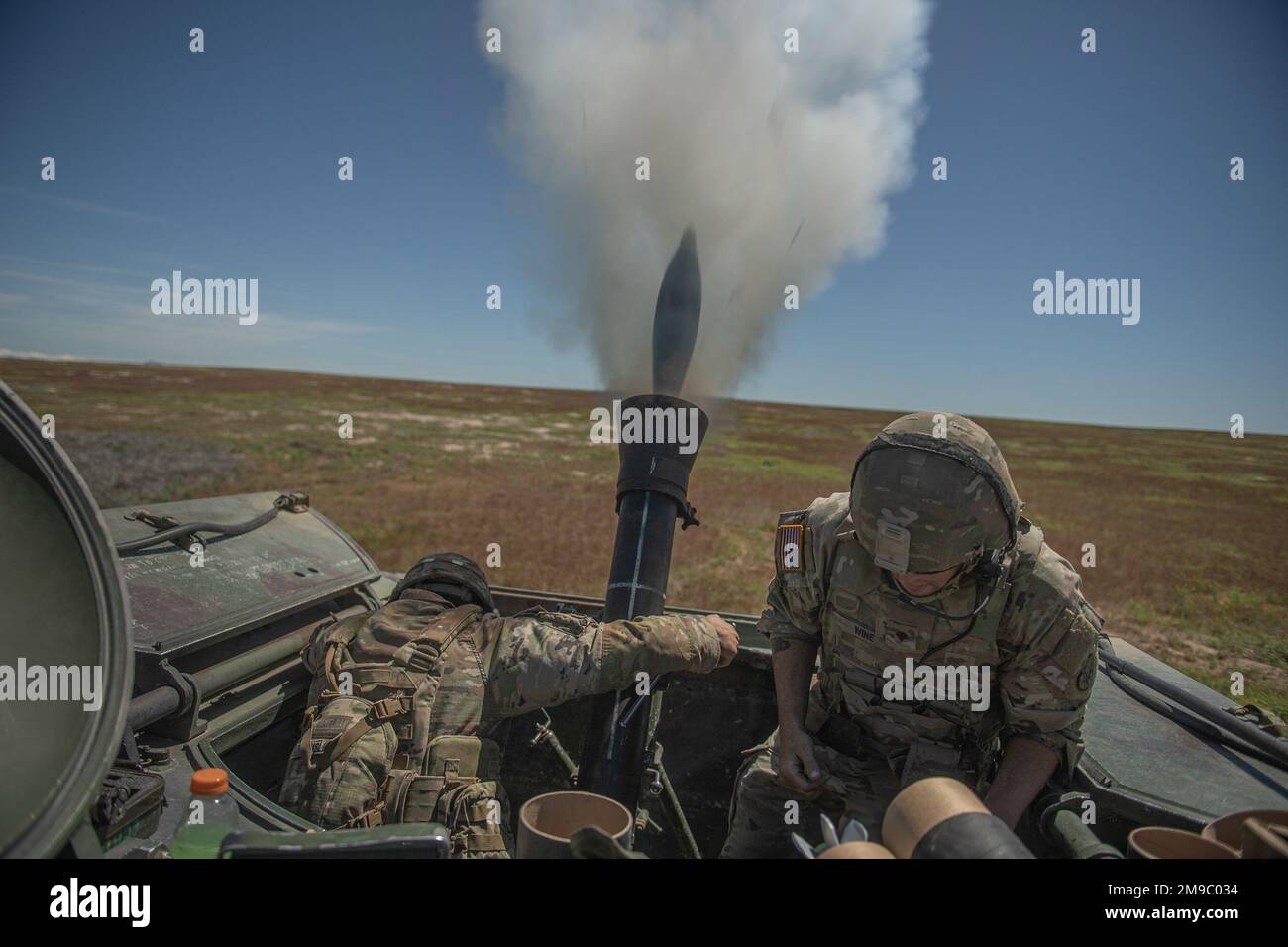 Les soldats de la Garde nationale de l'armée de l'Idaho, Carson Hemsley, (à gauche) tireur de peloton de mortier et le SPC. Devin Wine, tireur adjoint, commencent à tirer. Le peloton mortar de la Garde nationale de l’Armée de l’Idaho, HHC, 2-116th Combined Arms Battalion affinent leurs compétences en préparation au déploiement à l’appui de l’opération Spartan Shield. Banque D'Images