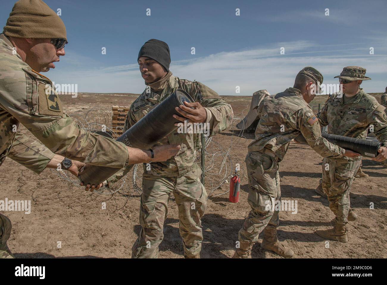 Les soldats de la garde nationale de l'Armée de l'Idaho du peloton Mortar du bataillon d'armes combinées 2-116th commencent à charger 120mm tours de mortier pour l'exercice du matin sur la chaîne du Centre d'entraînement au combat d'Orchard. Le peloton mortar de la Garde nationale de l’Armée de l’Idaho, HHC, 2-116th Combined Arms Battalion affinent leurs compétences en préparation au déploiement à l’appui de l’opération Spartan Shield. Banque D'Images