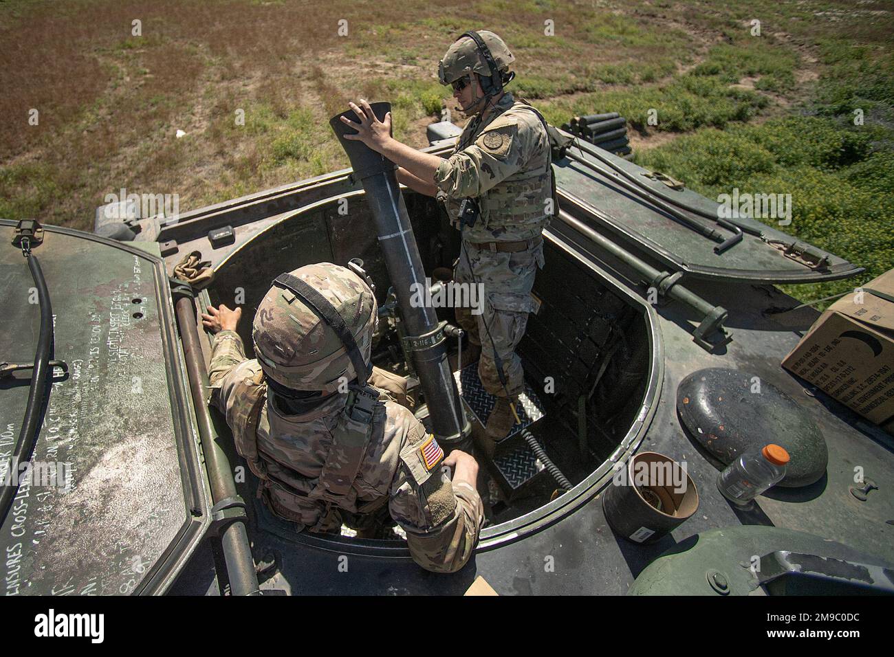 Les soldats de la garde nationale de l'Armée de l'Idaho du peloton Mortar du bataillon d'armes combiné 2-116th, Carson Hemsley (à gauche) et Devin Wine, de Gunner, se préparent à commencer les rondes de tir. Le peloton mortar de la Garde nationale de l’Armée de l’Idaho, HHC, 2-116th Combined Arms Battalion affinent leurs compétences en préparation au déploiement à l’appui de l’opération Spartan Shield. Banque D'Images