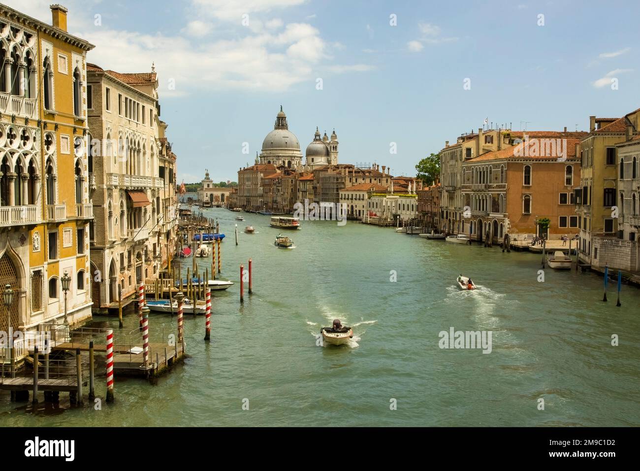 Basilique de Santa Maria della Salute et du Grand Canal, Venise, Italie Banque D'Images