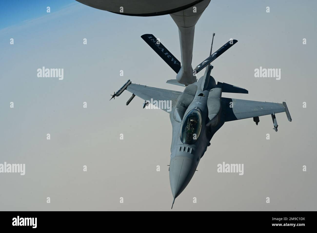 Un faucon de combat F-16 de la Royal Air Force of Oman se prépare à être ravitaillé par un américain Force aérienne KC-135 Stratotanker affecté au 50th Expeditionary Air ravitailling Squadron, au cours de l'exercice précis Test 22, aux États-Unis Zone de responsabilité du Commandement central, 15 mai 2022. Les États-Unis continuent de donner la priorité à l'intégration omanaise et cherchent à approfondir ses liens de partenaires dans tout le Moyen-Orient. Banque D'Images