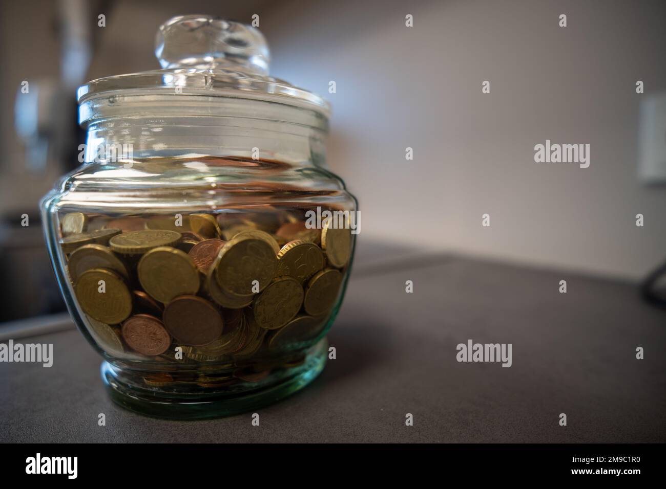 Gros plan de pièces dans un vase en verre Banque D'Images